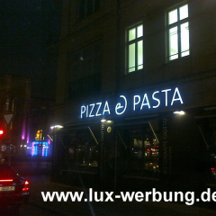 Leuchtbuchstabe pizza und pasta berlin außenwerbung 3d le leuchtreklame beleuchtete schriftzueg reklame fassadenbuchstaben