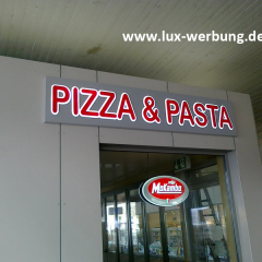 pizza&pasta werbeschild für pizzeria berlin leuchtreklame für aussen beleuchtete gravurkasten mit plexibuchstaben berlin steglitz