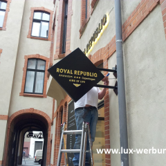 ausstecker mit dekupierte buchstaben berlin leuchtschild leuchtreklame gravurkasten aus dibond leuchtreklame aluminium pulverbeschichtet frankfurt am main