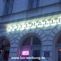 schriftzüg spielhalle in rostock vollacrylbuchstaben mit abstandhalter beleuchtung nach hinten leuchtreklame lichtreklame 3d led beleuchtung