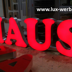 lichtreklame HAUS rote plexi beleuchtung rote led dioden profilbuchstaben auf aluschienen münchen