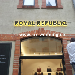 individuele außenwerbung berlin brandenburg leuchtreklame 3d lakierte buchstaben aus pvc 20 mm mit beleuchtung nach hinten