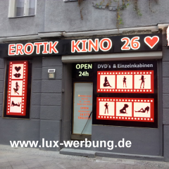 leuchtwerbung werbeanlage beleuchtete gravurkästen, kino rote buchstaben mit weise umrandung werbung für außen lichtreklame berlin