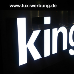 beleuchtete schriftzüge auf aluschienen vormontierte lichtreklame werbeanlage leuchtwerbung werbeträger berlin leuchtschild leuchtkasten berlin