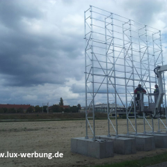 montage mit arbeitsbühne metallkonsruktion für werbeschild verzinktes metallprofile für bauschild