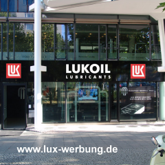 werbeanlage LUKOIL berlin leuchtreklame leuchtbuchstaben backlight schatten effekt 