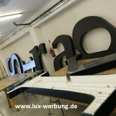 Leuchtreklame Lichtreklame Leuchtwerbung Außenwerbung Leuchtbuchstaben Reliefbuchstaben
Profilbuchstaben 3D LED Einzelbuchstaben LED Dioden Fassadenwerbung Werbetechnik Berlin LED Beleuchtung Metallbuchstaben Plexibuchstaben Acrylbuchstaben Werbeanlagen Werbeträger  Gravurkasten Dibondkasten dekupierte Buchstaben Leuchtkasten Acrylbuchstaben