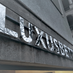 hochglanzpolierte metallbuchstaben mit beleuchtung Leuchtreklame Lichtreklame Leuchtwerbung Außenwerbung Leuchtbuchstaben Reliefbuchstaben
Profilbuchstaben 3D LED Einzelbuchstaben LED Dioden Fassadenwerbung Werbetechnik Berlin LED Beleuchtung Metallbuchstaben Plexibuchstaben Acrylbuchstaben Werbeanlagen Werbeträger  Gravurkasten Dibondkasten dekupierte Buchstaben Leuchtkasten Acrylbuchstaben