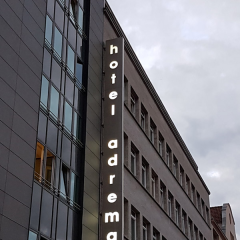 hotel adrema berlin beidseitige leuchtkasten auf led umrüstung leuchtwerbung ausstecker leuchtreklame 