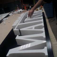 3d plexibuchstaben berlin matrix beleuchtete schriftzueg lichtreklame buchstaben aus plexi mit led beleuchtung