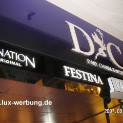 werbeanlage aus dibond und dekupierte plexibuchstaben mit led beleuchtung berlin lichtreklame werbeträger reklame für außen