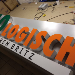 Leuchtreklame Lichtreklame Leuchtwerbung Außenwerbung Leuchtbuchstaben Reliefbuchstaben
Profilbuchstaben 3D LED Einzelbuchstaben LED Dioden Fassadenwerbung Werbetechnik Berlin LED Beleuchtung Metallbuchstaben Plexibuchstaben Acrylbuchstaben Werbeanlagen Werbeträger  Gravurkasten Dibondkasten dekupierte Buchstaben Leuchtkasten Acrylbuchstaben