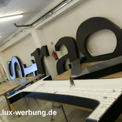 werbetechnik berlin werbeanlage für außenwerbung led dioden beleuchtung werbeträger lakierte metallbuchstaben