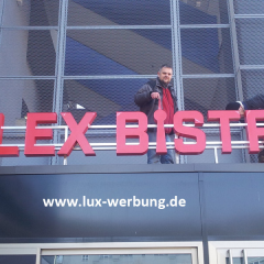 leuchtbuchstaben mit dachkonstruktion außenwerbung alex bistro frontleuchten profilbuchstaben leuchtwerbung