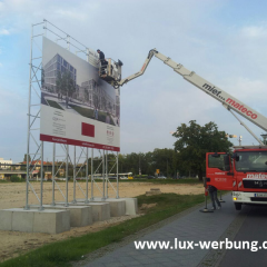 bauschild berlin montage dibondplatten werbeschilder mit arbeitsbühne baustelle baugründstüc