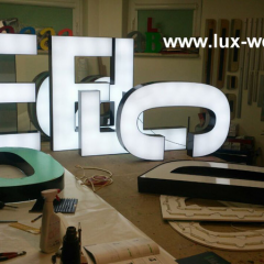 außenwerbung berlin einzelbuchstaben 3d nit led beleuchtung leuchtreklame aachen stuttgart lichtreklame werbeanlage,- leuchtwerbung,. gravurkasten