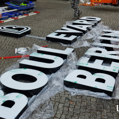 Leuchtreklame Lichtreklame Leuchtwerbung Außenwerbung Leuchtbuchstaben Reliefbuchstaben
Profilbuchstaben 3D LED Einzelbuchstaben LED Dioden Fassadenwerbung Werbetechnik Berlin LED Beleuchtung Metallbuchstaben Plexibuchstaben Acrylbuchstaben Werbeanlagen Werbeträger  Gravurkasten Dibondkasten dekupierte Buchstaben Leuchtkasten Acrylbuchstaben